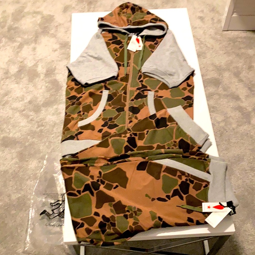 PLAY CLOTHS CAMO SWEATSUIT